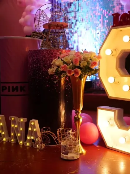 A closer look at the details of our Blackpink theme, showing the shimmering wall and the pink and black balloon columns that create a concert-like feel.