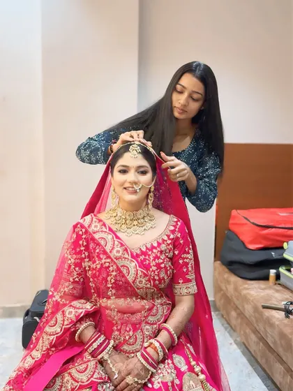 A behind the scenes moment, carefully placing the matha patti for my Udaipur bride. Ensuring every piece of jewellery is perfectly positioned is key to the final look.