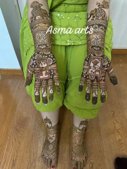 This is a full bridal set, with storytelling henna on both the hands and feet. The design includes portraits, initials, and traditional wedding symbols, ensuring a cohesive and stunning look from head to toe.