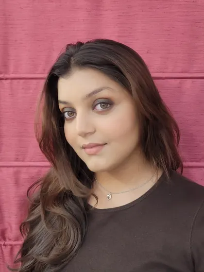 A soft brown smokey eye look that is sultry yet understated. This versatile style works for both day and night events and complements a wide range of outfits.