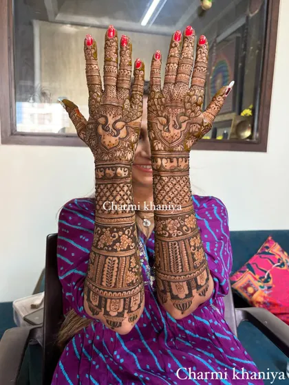 A full-arm traditional design with peacocks as the star. The intricate patterns and full coverage make this a stunning choice for a bride or her sister.