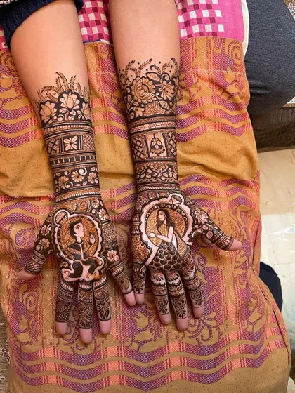 An engagement design with a playful twist. One hand shows the groom proposing, and the other shows the bride, both enclosed in circular frames.