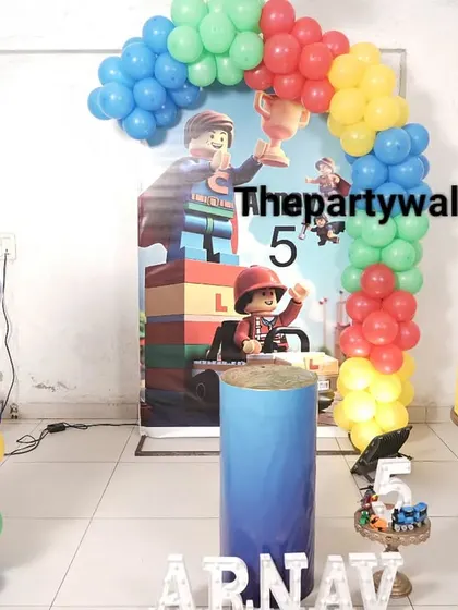 Building a fun party with a Lego theme. This decoration includes a large Lego character cutout and a colorful balloon arch, perfect for a creative and playful celebration.