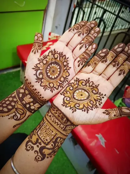 This design shows how two different patterns can be used for each hand. One hand features a classic mandala, while the other has a more traditional design with peacock elements, offering a unique look.