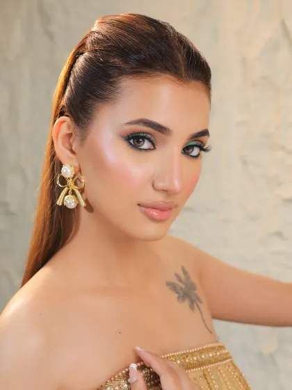 A final shot of this chic green liner look. It's a great example of my versatile and modern makeup style.