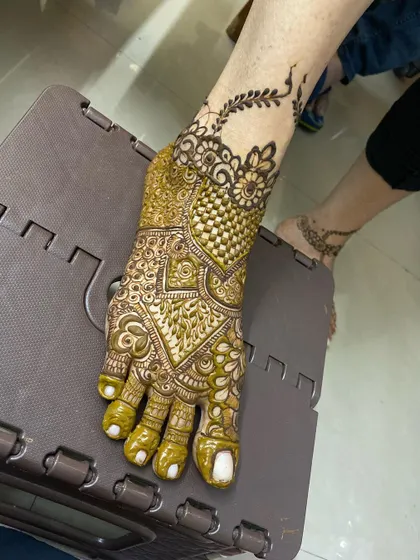 Here are more examples of my bridal foot mehendi. I can create matching designs for both feet or unique, complementary patterns, all tailored to your preference for your wedding day.
