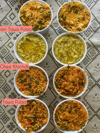 Another view of the different rice preparations, perfect for a simple and satisfying meal.