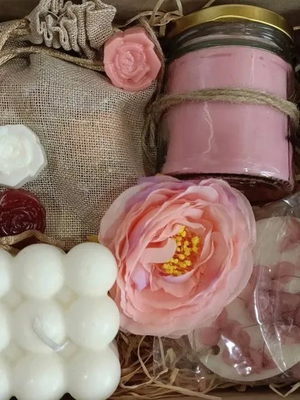 This hamper for a bride-to-be includes a bubble candle, a jar candle, and various small floral candles, all packed in a rustic box. It's a complete set of fragrant goodies.