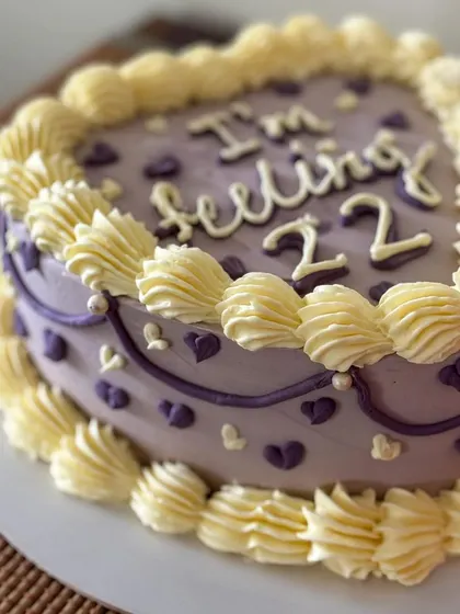 A final detailed shot of the beautiful buttercream piping.