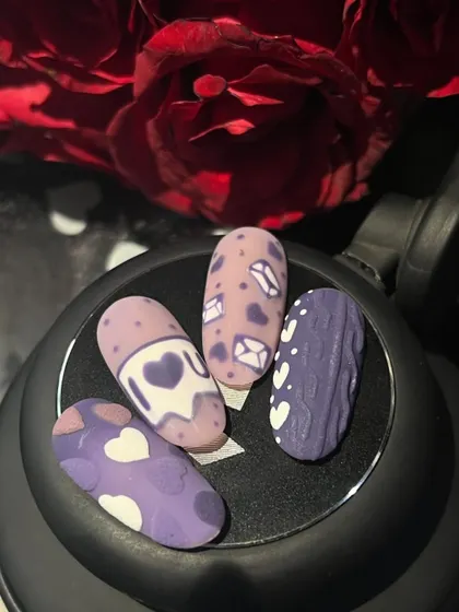 A closer look at some Valentine's Day special art, featuring 3D sweater textures and love letters.