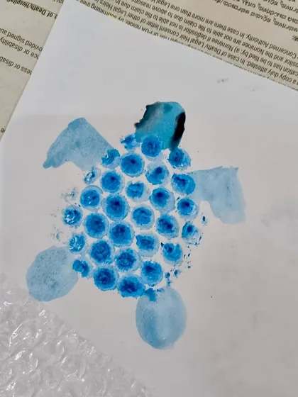 The beautiful result of our bubble wrap art session: a textured turtle. This activity combines creativity with learning about different artistic techniques and materials.