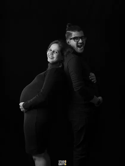 A playful "matching bumps" photo in black and white, showing the fun and humorous side of pregnancy.