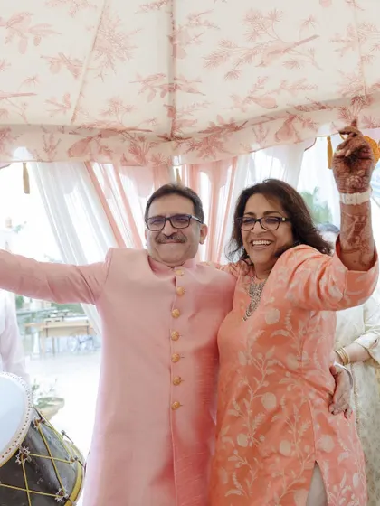 For this chooda ceremony, we developed an elegant custom print for the tents to create a beautiful day brunch ambiance. The soft pink and white drapes offered a refreshing take on the traditional color palette.