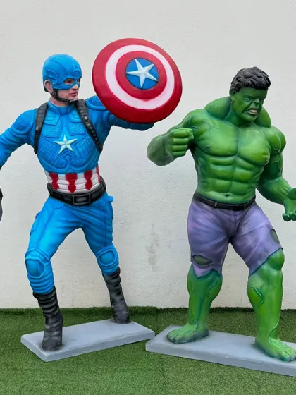 Captain America and The Hulk make a powerful duo. Our detailed superhero models are perfect for creating an action-packed scene at a birthday party.
