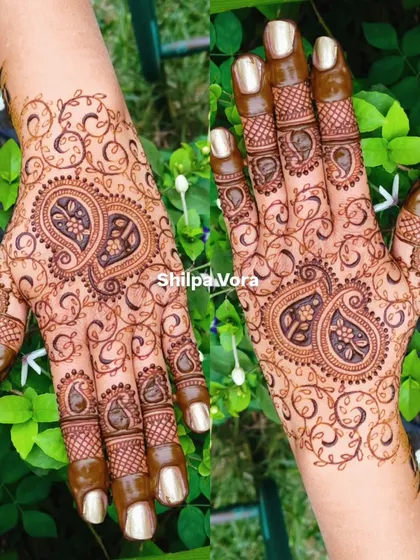 A mirrored image of the paisley and vine design, showing how it would look as a symmetrical pair.
