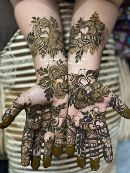 A bold and beautiful Arabic floral design on the palms, with a heart motif for a touch of romance.