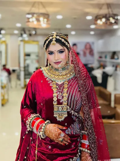 This bride opted for a rich, deep red velvet outfit. The makeup was designed to match this royal look, with defined features and a matte finish.