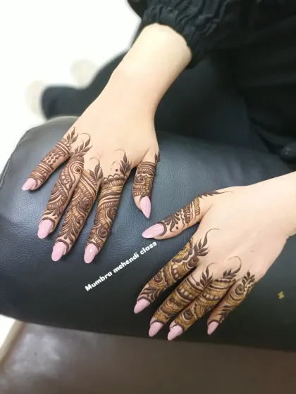 A full view of this popular and stylish finger-focused design.