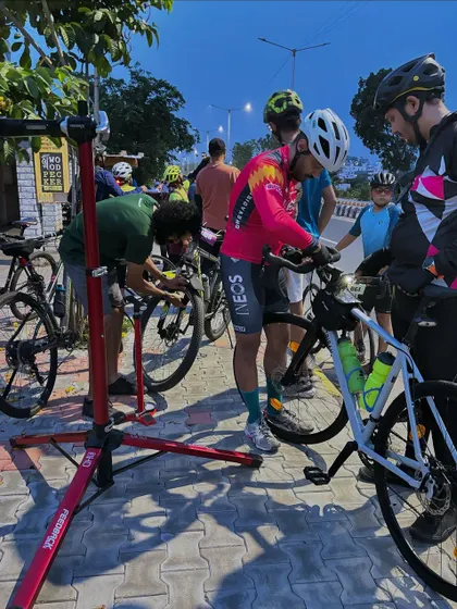 Our Start Line Support initiative in action at the Turahalli 13 race. We provide technical support to all participants, ensuring their bikes are in perfect condition before the race begins.