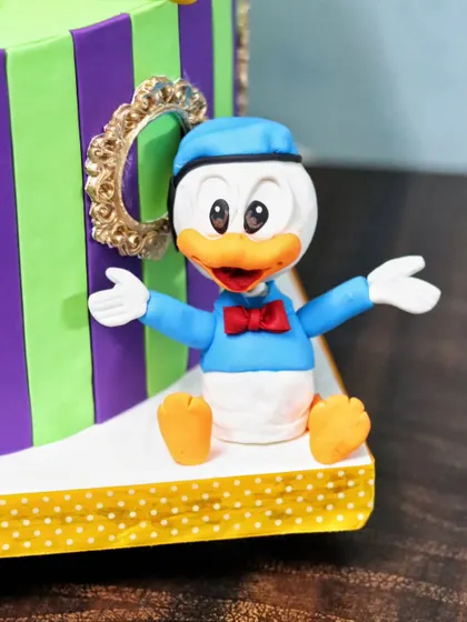 A duplicate image of the well-crafted Donald Duck figurine.