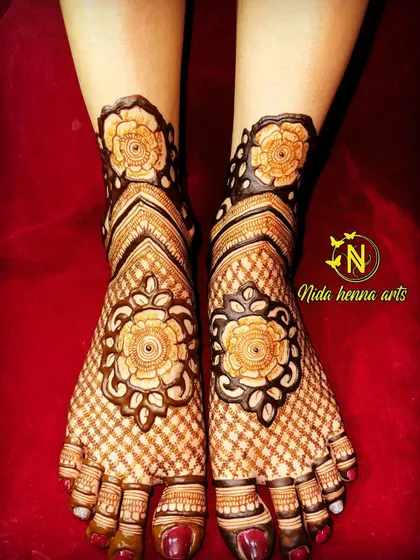 Bridal mehandi isn't just for the hands. This beautiful floral and jaal pattern for the feet ensures a complete and stunning bridal look from head to toe.