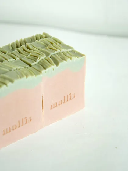 A perfect balance of sweet, spicy, and musky notes. This Amber Musk bar is enriched with Moroccan red and French green clay for a creamy, skin-loving cleanse.