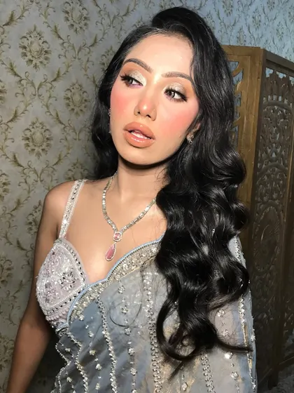 Metallic lids are the new obsession. A close-up of the glamorous grey saree look.