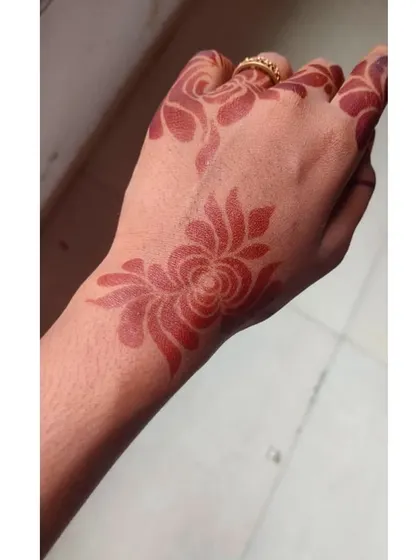 A simple, bold floral design created with my henna. This shows the stain at an early stage of maturity, already showing a nice reddish color.