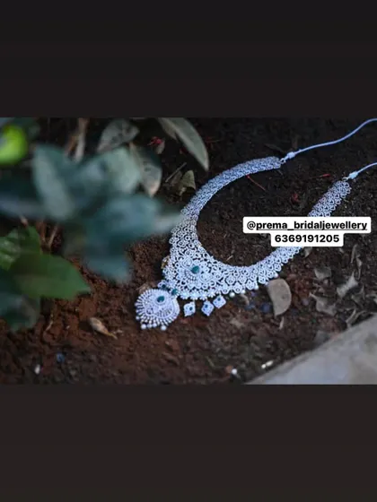A duplicate image of the AD and emerald necklace.