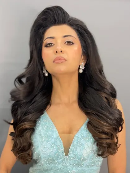 A full-frontal view of the glamorous Hollywood waves, a hairstyle that exudes confidence and style.