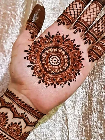 A classic circular or mandala mehandi design. This timeless pattern is perfect for any festival or party, offering a look that is both traditional and chic.