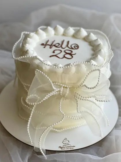 Another view of the chic and minimalist "Hello 28" cake, perfect for a sophisticated celebration.