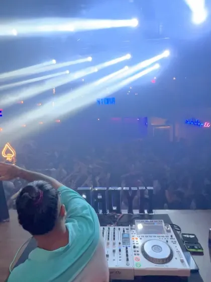 Reaching out to the crowd at Hydra.