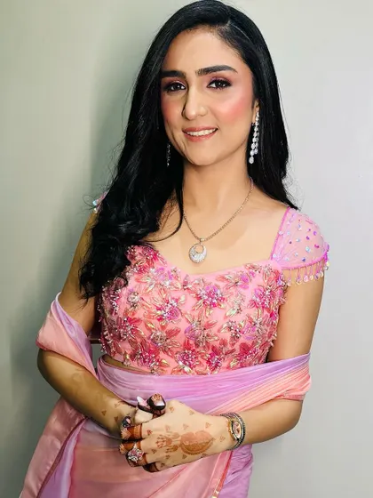 Another angle of this beautiful Roka look, showing how the makeup makes her smile even brighter. It’s all about feeling confident and happy.