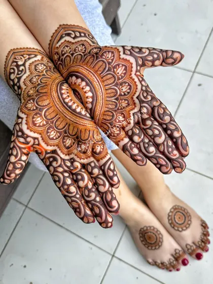 A beautiful combination of detailed hand henna and simple, matching foot henna. The mandalas on the feet perfectly complement the intricate design on the hands.