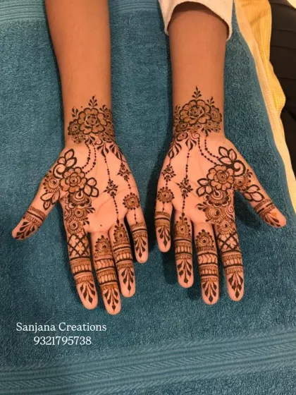 A delicate floral design on the back of the hands, ideal for guests at a wedding or a festive party.