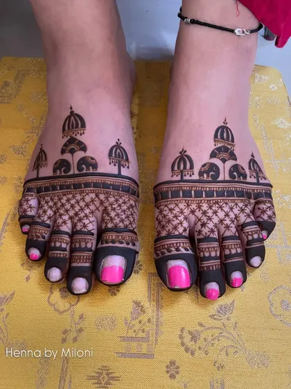 Another view of the cute elephant and umbrella foot mehendi. The checkerboard pattern on the toes adds to the intricate detail.
