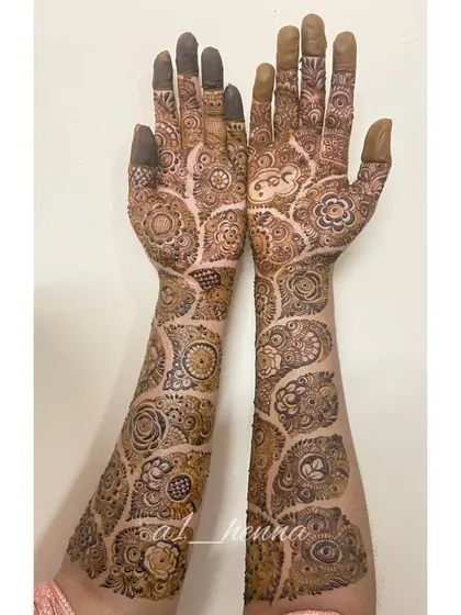 A full view of the modern patchwork bridal design, offering a unique twist on traditional henna.