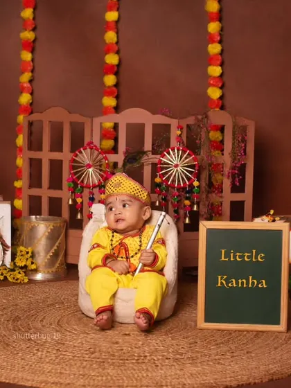 This little Kanha is sitting patiently, ready for his portrait in our colorful and traditional setup.