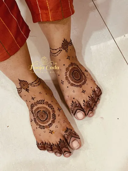 For those who love elegance in simplicity, I offer minimalist designs. This delicate foot mehendi features a central mandala, leafy patterns on the toes, and a beautiful chain-like design around the ankle for a subtle yet stylish look.