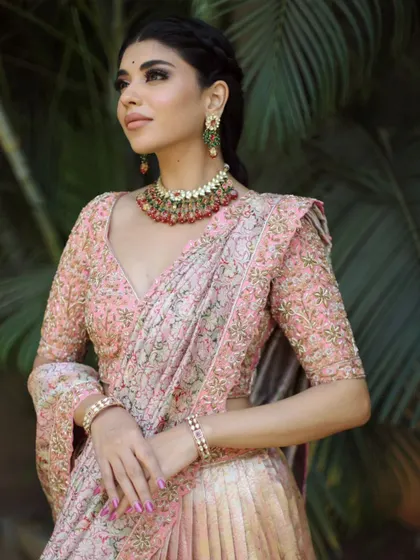 The colors in the necklace pick up the tones in the lehenga, creating a harmonious and elegant look.