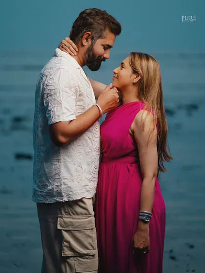 A lovely, intimate portrait of Nishant and Jaspal by the sea. The deep blue of the water in the background makes her vibrant pink dress pop, creating a beautiful color contrast.