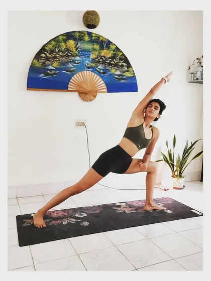Beating the Monday blues with some movement. Here I am in an extended side angle pose, a great asana for stretching the side body and strengthening the legs.