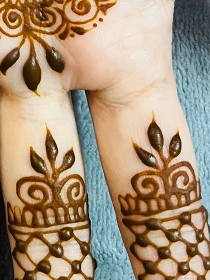 Another look at the delicate details on the fingers. The combination of fine lines, leaf motifs, and net patterns shows the precision that goes into every design I create.