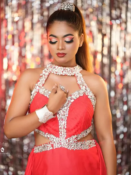 The complete look is bold, glamorous, and full of confidence.