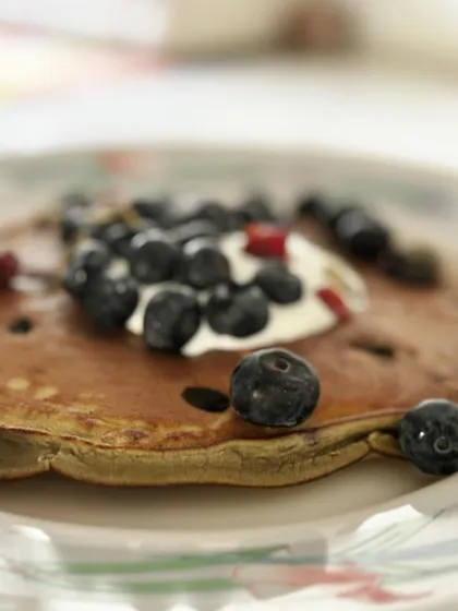 Protein pancakes are a staple in my diet. The base is simple: egg whites, banana, and protein powder. I switch up the toppings with Greek yogurt, fresh fruit like berries or mulberries, and nuts for a delicious and filling meal that packs 30-40g of protein.