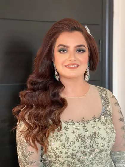 The perfect look of the day. These side-swept Hollywood waves are all about glamour, and my extensions provide the thickness required to pull off this classic style.