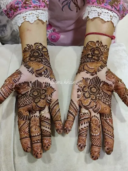 A lovely floral designer mehendi, great for a bridesmaid or for a festive party.