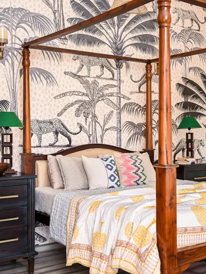 A duplicate of image 271, showing the grand four-poster bed against the jungle wallpaper.