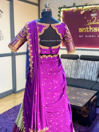 The back design of this langa voni blouse features a beautiful cutout, adding a modern touch to the traditional outfit.